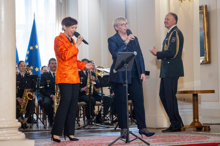 Mikrofon je v roke prijela tudi predsednica republike in skupaj s Kristino Oberžan zapela pesem Nora je misel. | Foto: STA