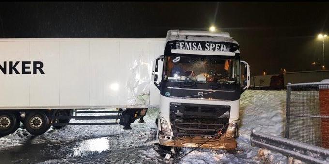 Makedonski tovornjak je ponoči zdrsnil, tovornjak s prikolico in tovorom je še vedno v Celju. | Foto: osebni arhiv/Lana Kokl