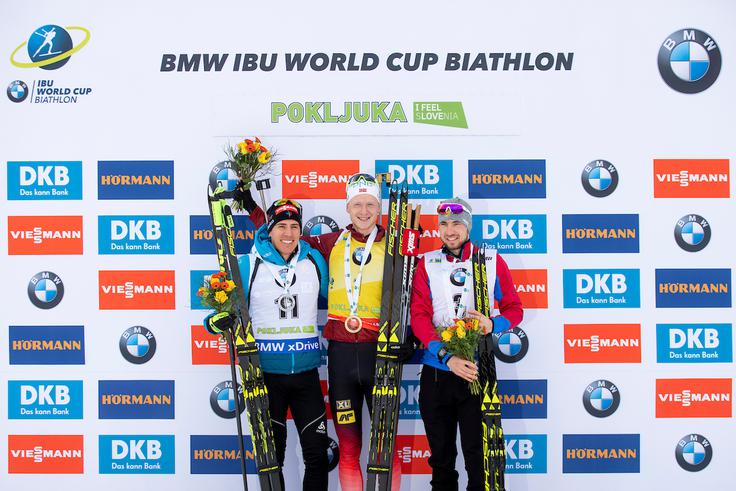 Na zmagovalnem doru sta se mu pridružila drugouvrščeni Francoz Quentin Fillon Maillet in Rus Aleksander Loginov.  | Foto: Urban Urbanc/Sportida