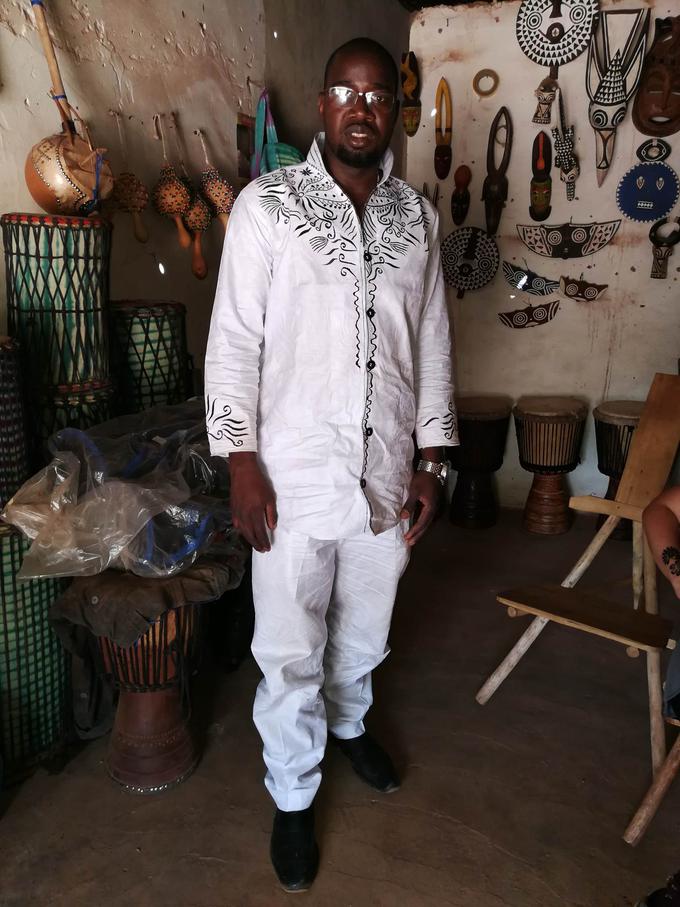 Issiaka Sanou je zelo ponosen na svoje afriške korenine. Rad ima tradicionalna oblačila in okrog vratu ves čas nosi srebrno verižico s ploščico v obliki Afrike. | Foto: osebni arhiv/Lana Kokl