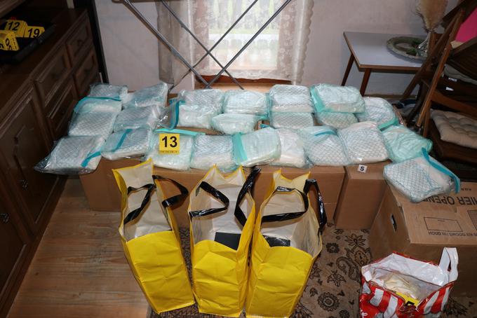 Kriminalisti so v zahtevni in dolgotrajni preiskavi zasegli okoli 400 kilogramov prepovedanih drog, kar je eden izmed največjih zasegov prepovedanih drog v Sloveniji. | Foto: Policija