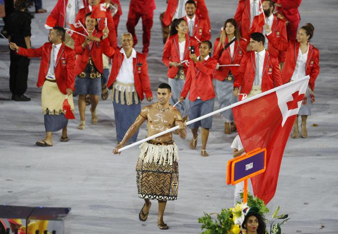Taufatofua kot zastavonoša Tonge na odprtju olimpijskih iger v Braziliji leta 2016. | Foto: Reuters