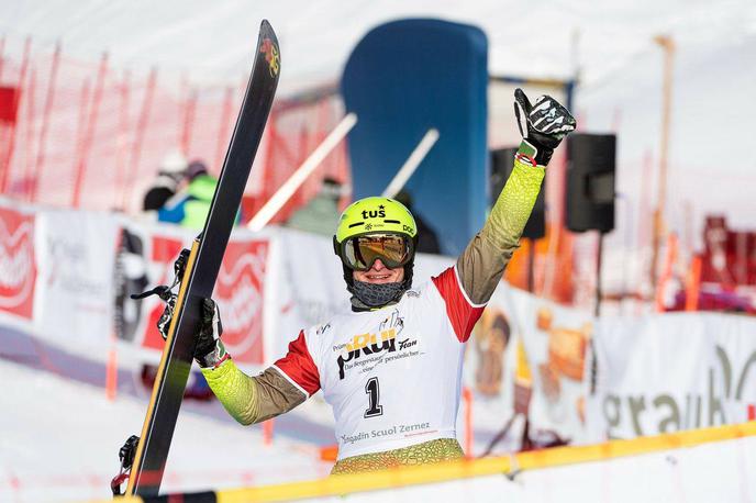 Tim Mastnak 2020 | Slovenski deskar Tim Mastnak je v Scuolu v Švici, kjer je leta 2018 osvojil svojo prvo zmago v svetovnem pokalu, spet stopil na zmagovalni oder. Na tretjem paralelnem veleslalomu te zime je bil tretji. | Foto Miha Matavž/FIS