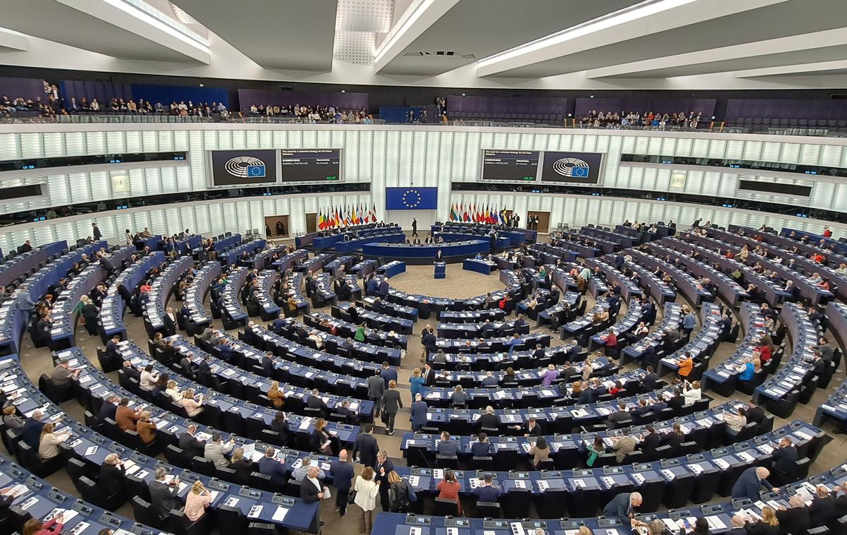 Evropski parlament Strasbourg | Okoli 370 milijonov Evropejcev je izbiralo 720 poslancev novega Evropskega parlamenta, kar je 15 več, kot jih je trenutno.  | Foto K. M.