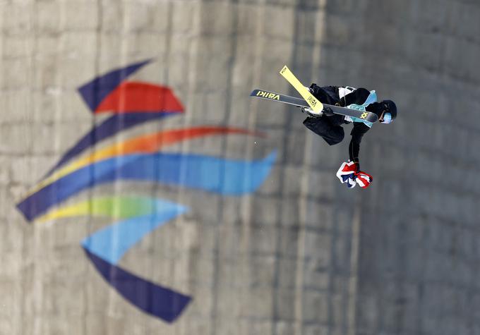 Ruud je v tretjem skoku, ko je že vedel, da bo prejel zlato medaljo, med skokom razvil norveško zastavo. | Foto: Reuters
