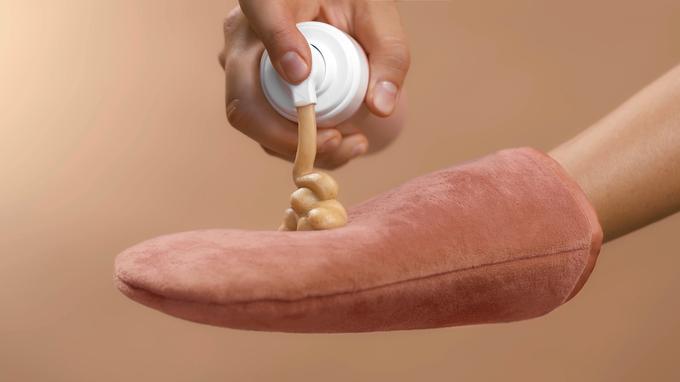 Pri nanosu samoporjavitvenega izdelka je priporočljivo uporabljati rokavico, ki bo lepo razporedila barvo.  | Foto: Shutterstock