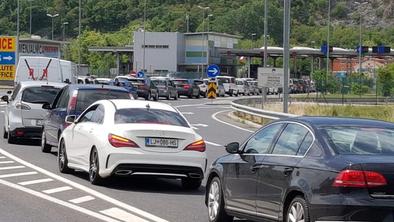Na mejnih prehodih s Hrvaško gneča, ponekod promet ovirajo nevihte