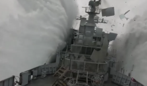 Torpedo zadel vojaško ladjo in jo popolnoma uničil #video