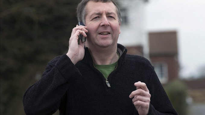 Dave Mitchell z mobilnim telefonom Nokia 3310.  |  Foto: Caters | Foto: 