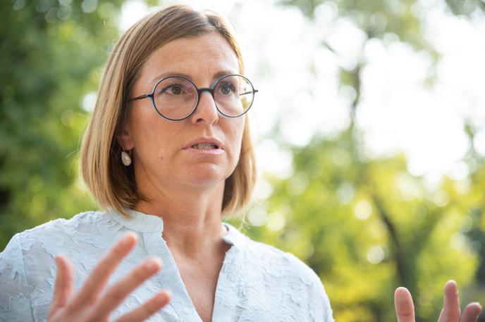 Simona Felser | Simona Felser, direktorica agencije za varnost prometa, je v ponedeljek pojasnila, da v obstoječem sistemskem okviru ne vidi realnih možnosti za uresničitev vizije agencije in da je bila odločitev o odhodu skrbno premišljena. | Foto STA