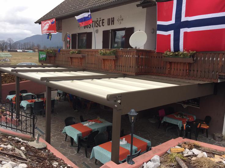 S sestro sta solastnika gostišča UH Kavalar, ki leži tik ob krožišču, kjer cesta vodi proti Planici. | Foto: Facebook