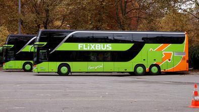 Nov incident Flixbusa: voznik potnike, ki so šli na koncert Taylor Swift, pustil na počivališču
