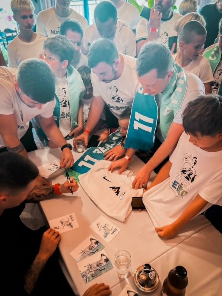 Benjamin Šeško je imel v ponedeljek s pisalom kar nekaj dela. | Foto: Natalija Štefanič