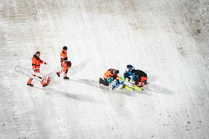 Urša Bogataj si je ob doskoku v prvi seriji poškodovala koleno. | Foto: Blaž Weindorfer/Sportida