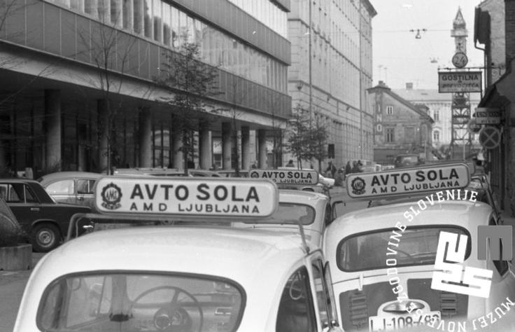 Kolodvorska ulica Pogled s Kolodvorske ulice proti železniški postaji leta 1975, spredaj avtomobili avtošole AMD. | Foto: Marjan Ciglič