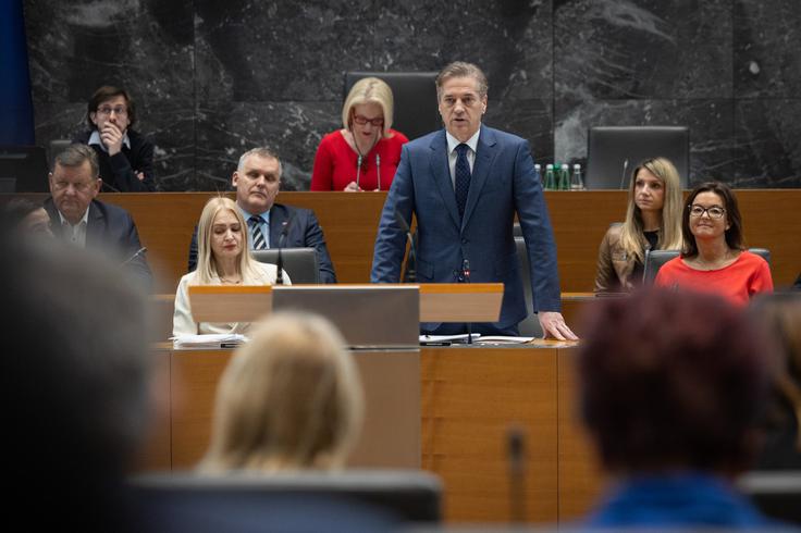 "Ni slučajno, da vse mednarodne agencije Sloveniji izboljšujejo obete glede našega finančnega stanja. Če bi bilo v gospodarstvu res tako, kot opisuje opozicija, verjemite, da bi ravno tuje mednarodne agencije, ki skrbno spremljajo našo gospodarsko sliko, to že zdavnaj opazile in tudi upoštevale," je v odgovoru na poslansko odgovarjal premier Golob. | Foto: Bor Slana/STA