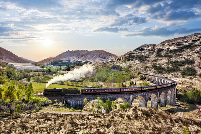 Potovanje z vlakom po železniškem viaduktu Glenfinnan na Škotskem je ena izmed najbolj priljubljenih točk za medene tedne. | Foto: Shutterstock