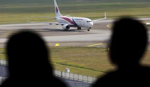 Malezijsko letalo padalo hitreje kot 450 kilometrov na uro