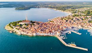 Hrvaška odpira hotele in kampe, prispelo približno 22 tisoč turistov #video