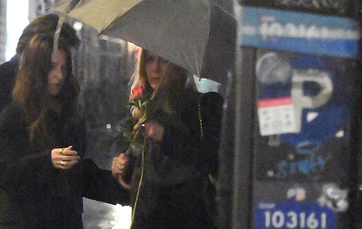 Jennifer Aniston | Jennifer so ujeli, ko je restavracijo zapuščala z rdečo vrtnico. | Foto Profimedia