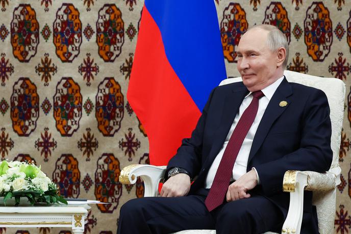 Vladimir Putin | Odgovor na vprašanje, ali lahko ruski predsednik Vladimir Putin nadaljuje financiranje vojne, je po navedbah Sergeja Aleksašenka žal preprost. “Na žalost, da. Vsaj dve, tri leta. Mogoče tudi več,” napoveduje nekdanji namestnik guvernerja ruske centralne banke. | Foto Reuters