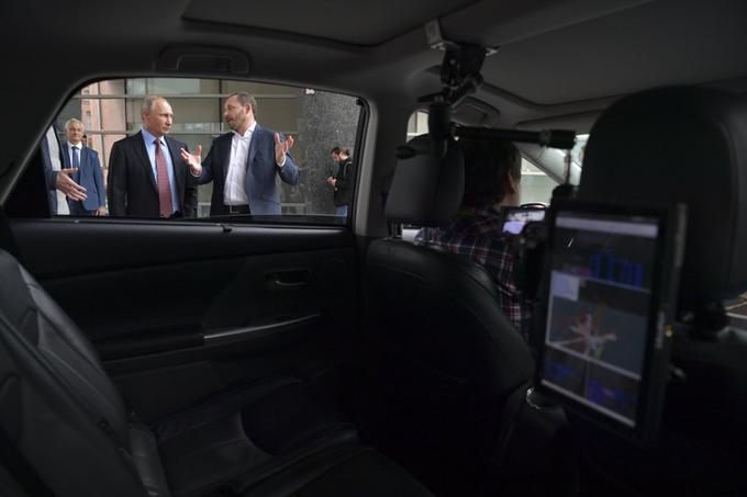 Arkady Volozh delovanje Yandexovega avtonomnega vozila pojasnjuje ruskemu predsedniku Vladimirju Putinu. Ta se je v zadnjem času zelo ogrel za poglobljeno sodelovanje z velikimi ruskimi tehnološkimi podjetji, najverjetneje zato, ker Kremlin želi vedno več nadzora nad ruskim internetom. | Foto: Reuters