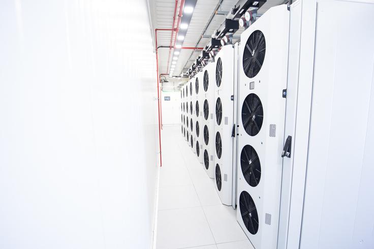 Podatkovni center je zasnovan modularno in uporablja kombinacijo zračnega ter naprednega tekočinskega hlajenja, ki omogoča učinkovito delovanje tudi pri največjih obremenitvah. | Foto: Katja Kodba/STA