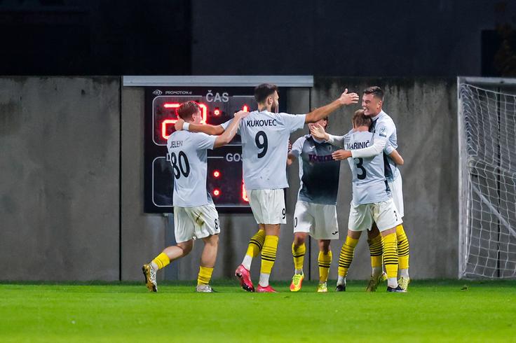 Veselje Ajdovcev po prvoligaškem strelskem prvencu 17-letnega Luke Kušića. | Foto: Aleš Fevžer