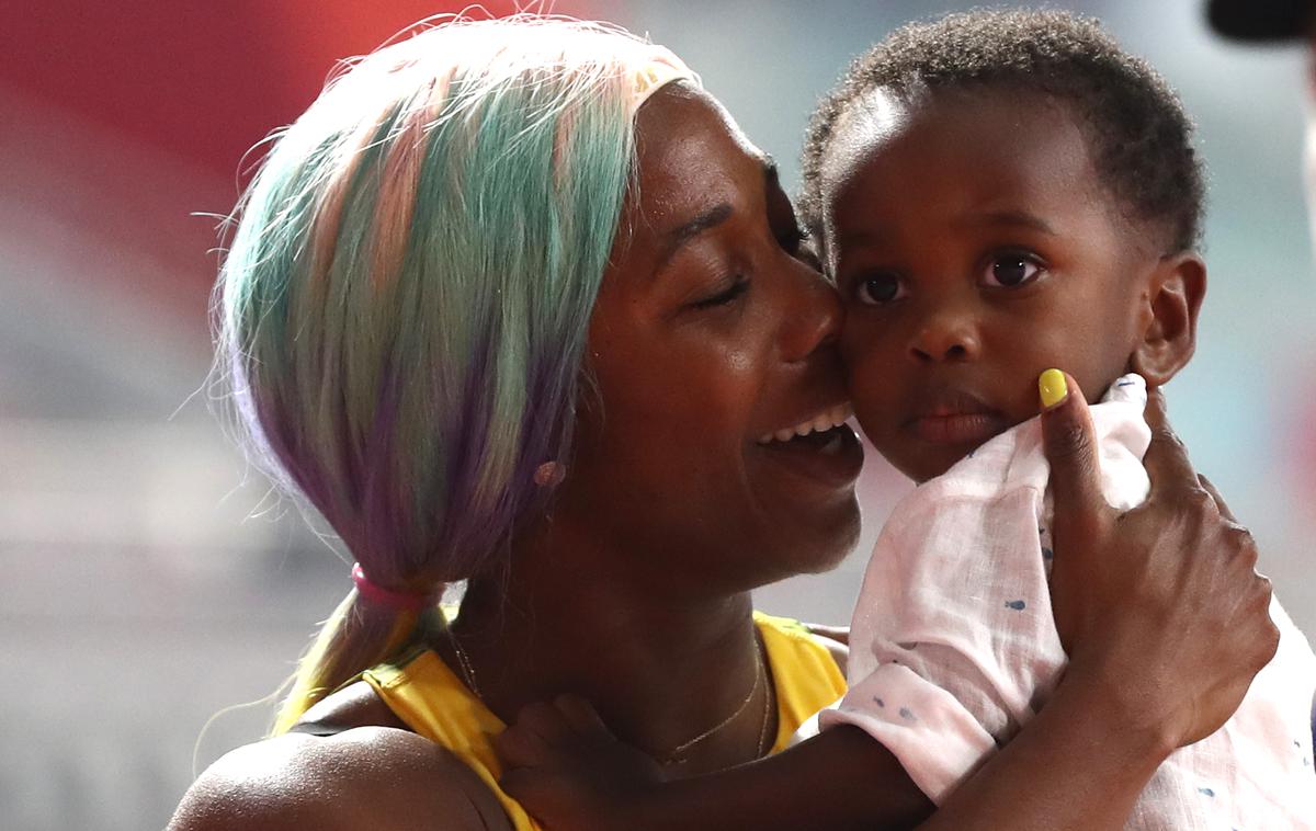 Shelly-Ann Fraser-Pryce | Shelly-Ann Fraser-Pryce je z največjih atletskih tekmovanj prinesla že kar 17 medalj, pa čeprav se je vmes odločila za materinstvo (na fotografiji s sinom Zyonom). | Foto Getty Images