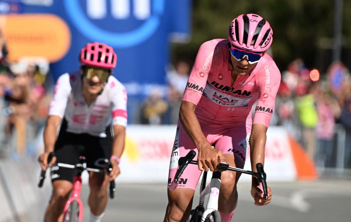 Isaac del Toro | Richard Carapaz in Isaac del Toro sta zmago na Giru prepustila Simonu Yatesu. | Foto Reuters