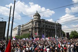 Protestniki pred poslopjem srbske vlade v Beogradu