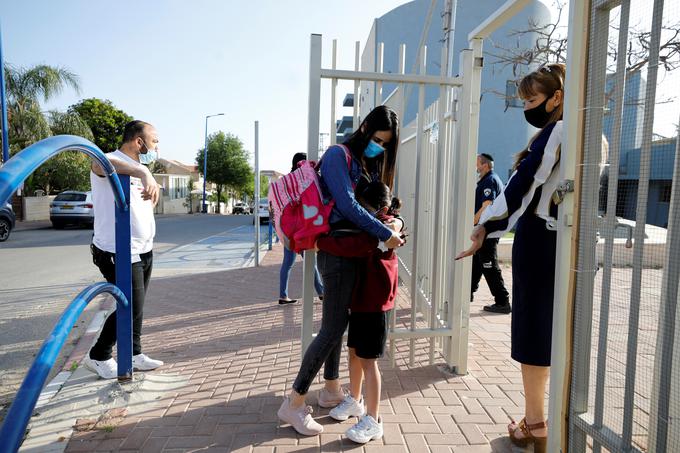 Zaradi novega porasta okužb z novim koronavirusom se v Izraelu spet zapira vedno več šol.  | Foto: Reuters