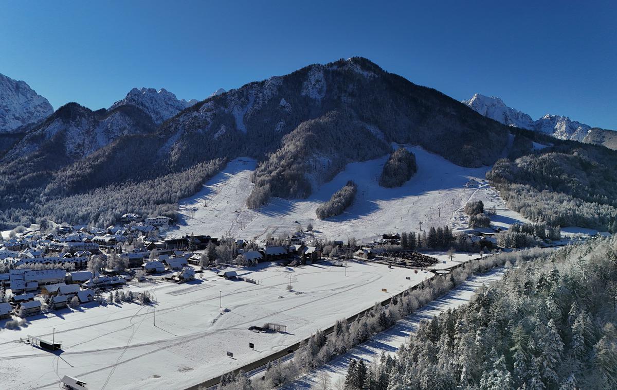 turizem Kranjska Gora, ski opening, smučanje, družina | Direktor Turizma Kranjska Gora Luka Vrančič je povedal, da tudi njihova smučišča sledijo novim, izboljšanim tehnologijam za izdelavo umetnega snega. "Verjamemo, da ima zima v Zgornjesavski dolini svoje mesto še kar precej let," je dejal. | Foto Bor Benet