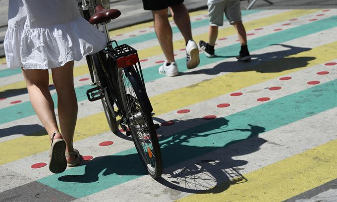 Danci niso pozabili na malenkosti. Tudi prehodi za pešce in kolesarje so obarvani v barve Dirke po Franciji. | Foto: Reuters