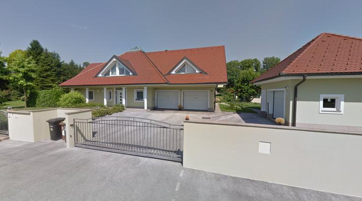 Staro hišo so po podatkih geodetske uprave zgradili pred komaj 18 leti, zelo verjetno pa je tu pred njo stala še starejša hiša, saj je zemljišče kmetijsko, na teh pa se že dolgo ne sme graditi. | Foto: Google maps