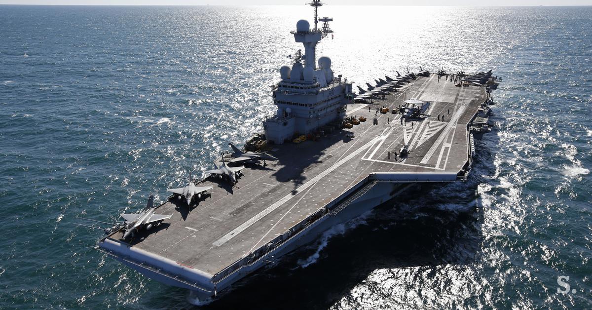 A repülőgép-hordozó a tengeren