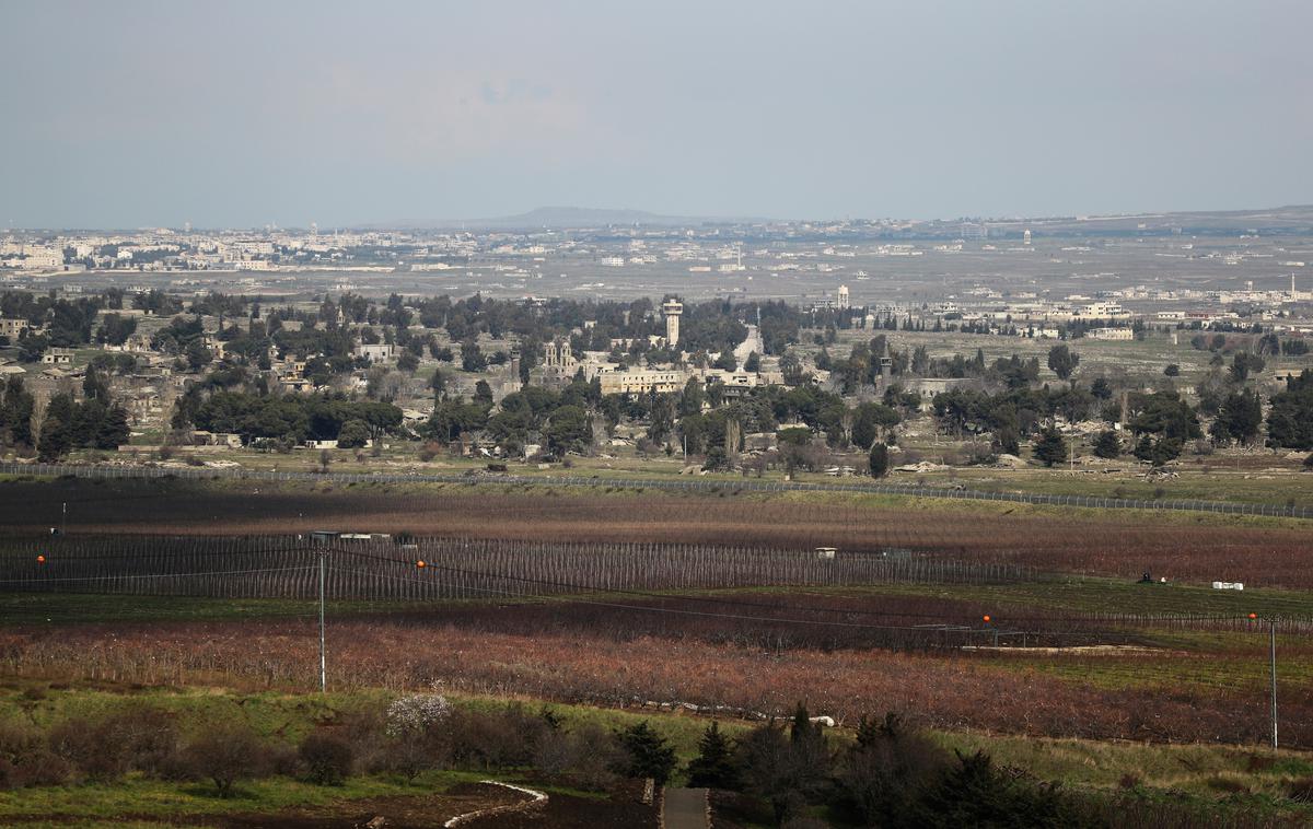 golanska planota | Libanonsko gibanje Hezbolah trdi, da ni izvedlo napada, je pa v pričakovanju izraelskega odziva evakuiralo več položajev blizu meje. | Foto Reuters