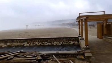Najbolj žurerska plaža na Hrvaškem v primežu burje (video)