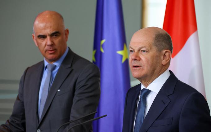 Prav v torek je bil na obisku pri nemškem kanclerju Olafu Scholzu (na desni) švicarski predsednik Alain Berset, ki je kljub kritikam vztrajal pri zavračanju dovoljenja za izvoz. "Ne morete nas prositi, da kršimo lastne zakone," je dejal. | Foto: Reuters