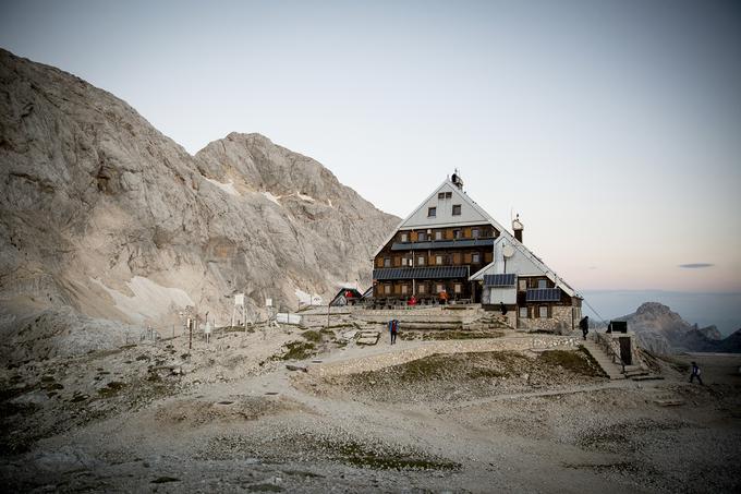 Planinci so noč preživeli na Kredarici, kjer so bili pod nadzorom zdravnice gorske reševalke in ekipe gorskih reševalcev. | Foto: Ana Kovač