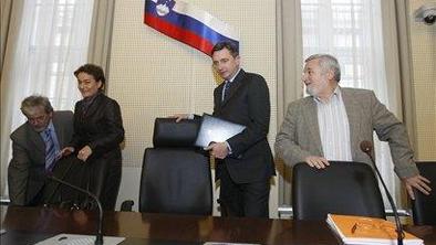 Vlada in sindikati za spremembo kolektivne pogodbe za javni sektor