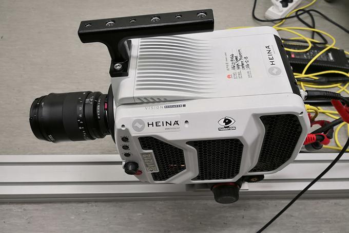 Zelo hitra kamera, ki zajame do 12 tisoč posnetkov v sekundi, omogoča natančno proučevanje dogajanja med padci pametnih telefonov. | Foto: Srdjan Cvjetović