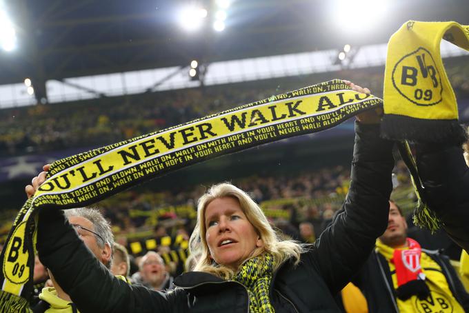 Navijači obeh ekip so pred tekmo skupaj prepevali himno Borussie Dortmund. | Foto: Reuters