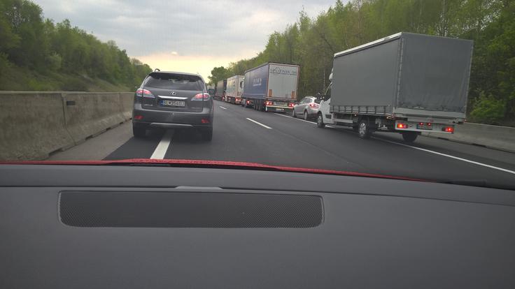 Primer zglednega razvrščanja ob upočasnjenem prometu v Avstriji. | Foto: Aleš Črnivec