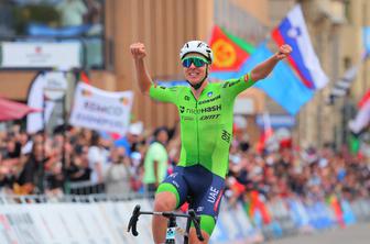 Tadej Pogačar na svetovnem prvenstvu v lov na kar dve mavrični majici