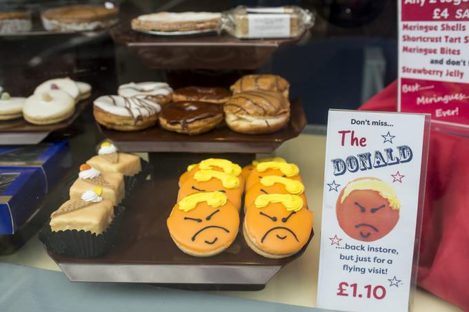 Nekateri britanski peki so Trumpov obisk izkoristili za prodajo posebnih piškotov, ki so jih poimenovali po njem. | Foto: Cover Images