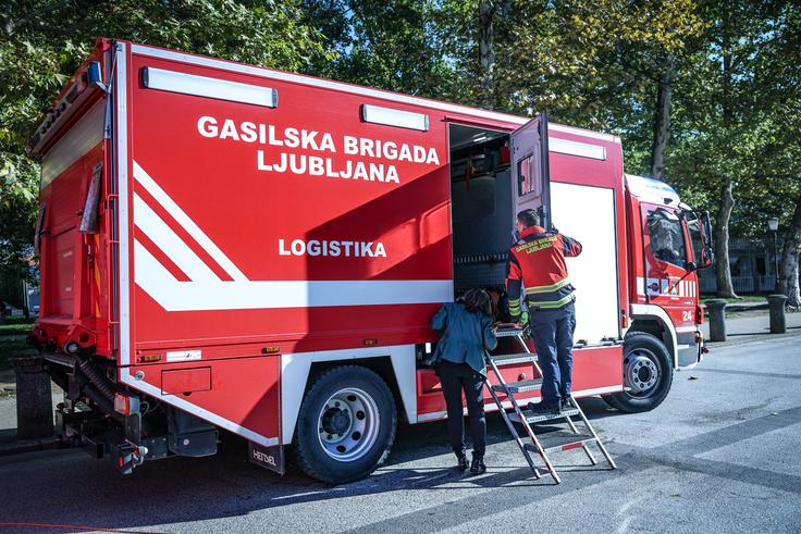 Otroci so se lahko povzpeli na gasilska vozila in si notranjo opremo posameznih vozil ogledali od blizu.  | Foto: Ana Kovač