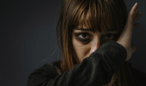 Mati umrla zaradi poškodb brutalnega napada
