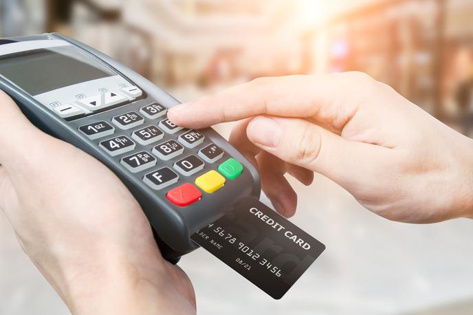 POS terminal. Plačilna kartica. | Plačilne kartice ostajajo zelo priljubljen način plačevanja, a se jim mobilno plačevanje stalno počasi približuje. | Foto Thinkstock