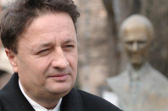 Občina Zagorje se bo pritožila na odločitev sodišča o odstranitvi kipa Janeza Drnovška